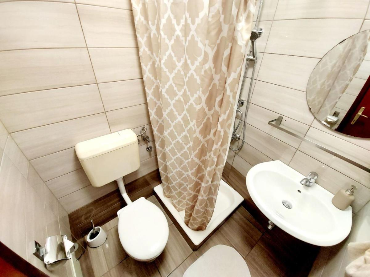 Terra Apartments ไพราน ภายนอก รูปภาพ